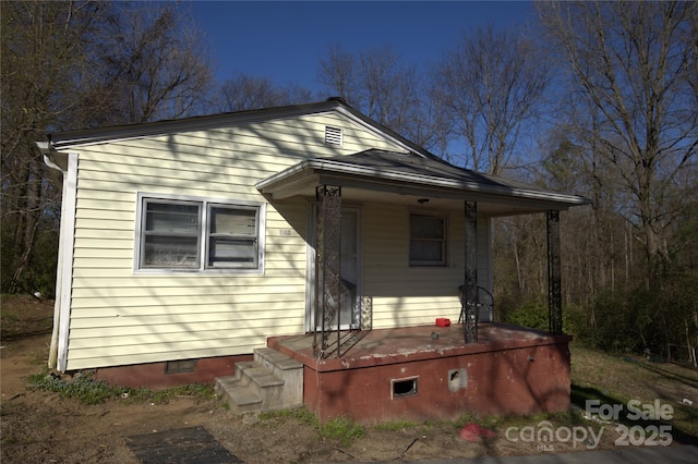 view of front facade featuring crawl space