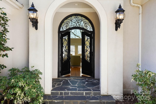 view of exterior entry with stucco siding