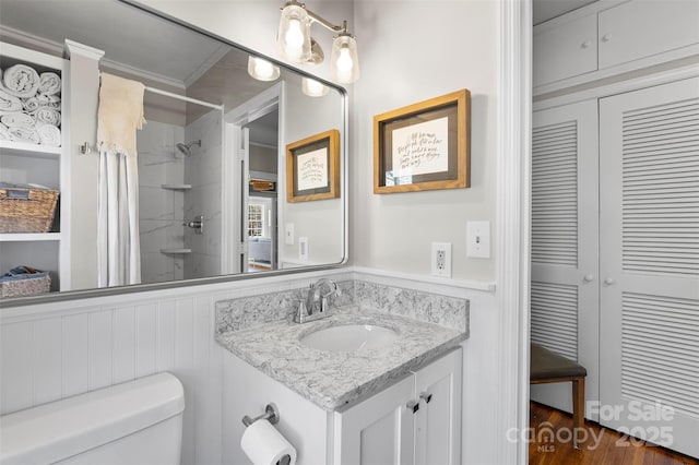 full bath featuring curtained shower, toilet, and vanity