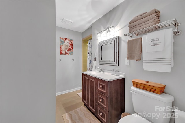 full bath featuring visible vents, toilet, a shower with shower curtain, baseboards, and vanity