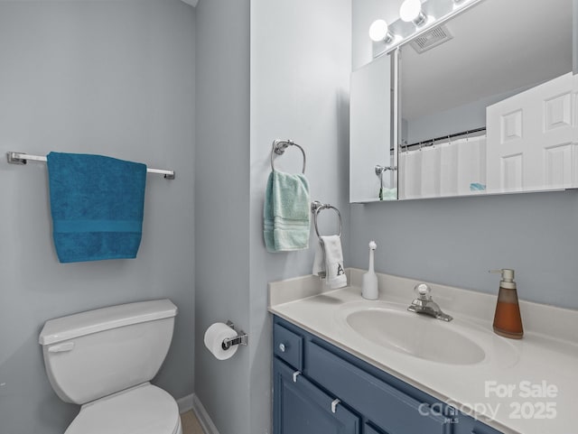 full bath with visible vents, baseboards, toilet, and vanity