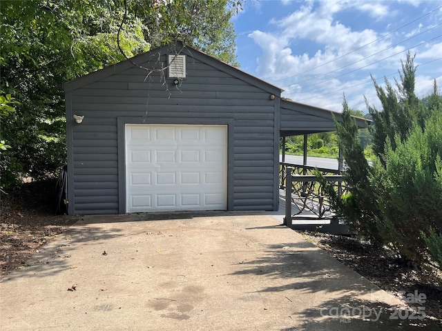 detached garage featuring concrete driveway