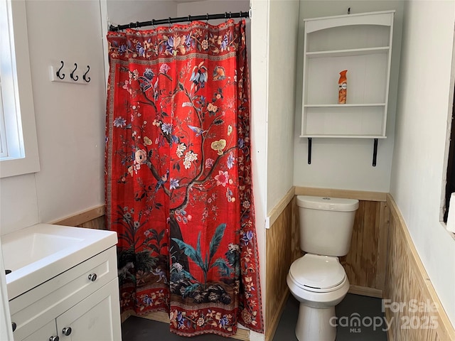 bathroom with a shower with shower curtain, toilet, and vanity