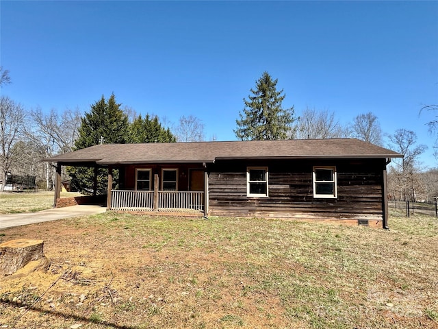 view of front of house featuring crawl space, concrete driveway, a front yard, and a carport