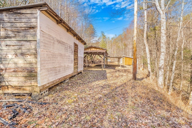 view of yard with an outdoor structure