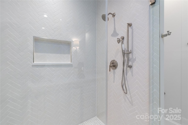 bathroom featuring a tile shower