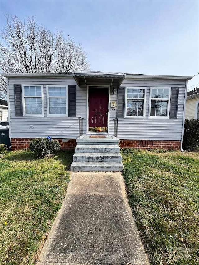 view of front of property featuring a front yard