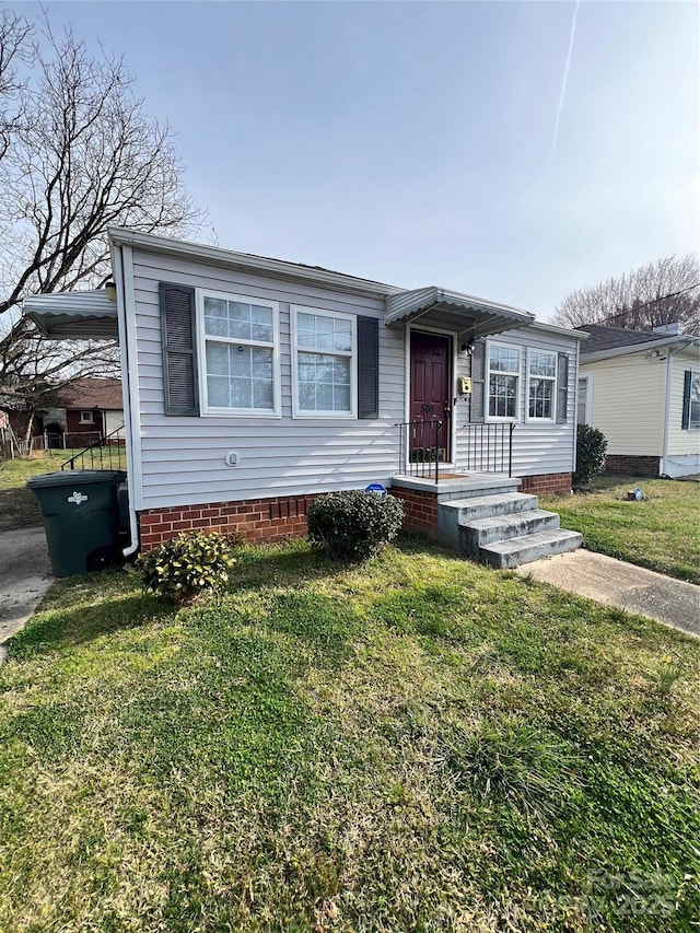 view of front facade with a front yard