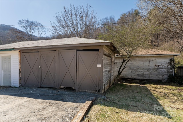 view of outdoor structure featuring an outbuilding