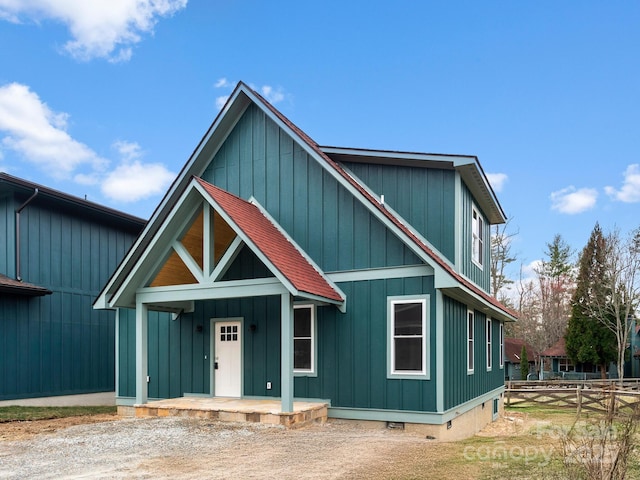 view of front facade featuring crawl space and covered porch