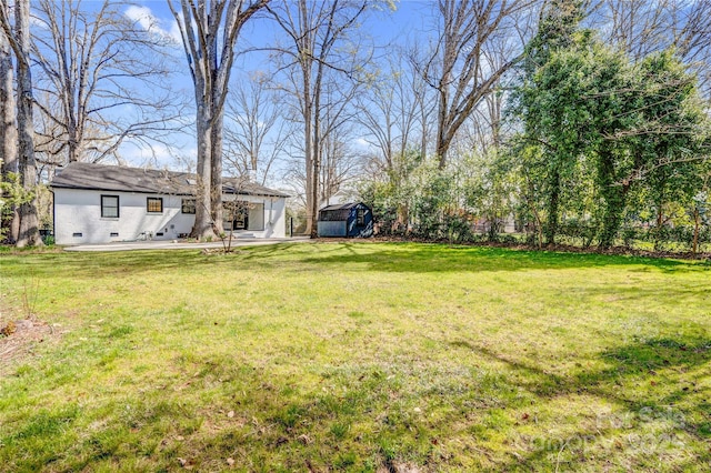 view of yard featuring a storage shed and an outdoor structure