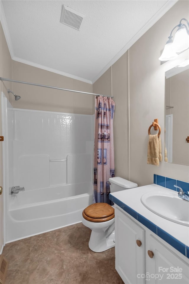 bathroom featuring visible vents, toilet, shower / bath combo, a textured ceiling, and crown molding