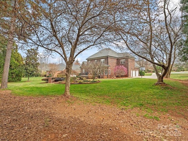 view of yard featuring driveway