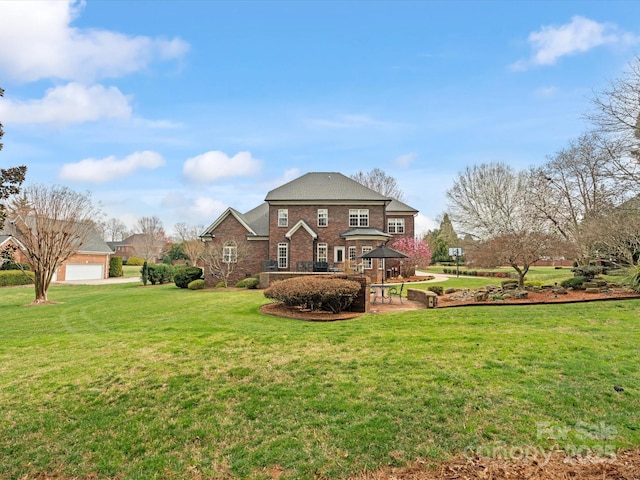 view of front of house featuring a front lawn and brick siding