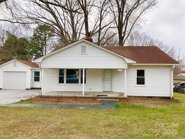 view of front of home with a front lawn, a porch, roof with shingles, gravel driveway, and a garage