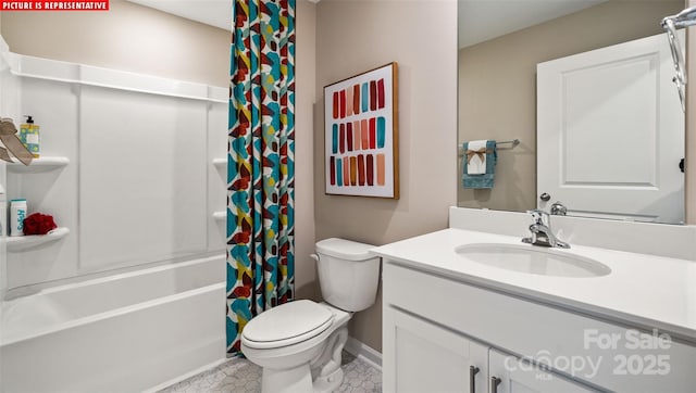 full bath featuring shower / bath combination with curtain, toilet, vanity, and baseboards