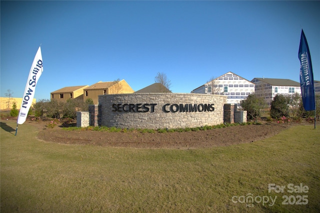 community / neighborhood sign featuring a yard