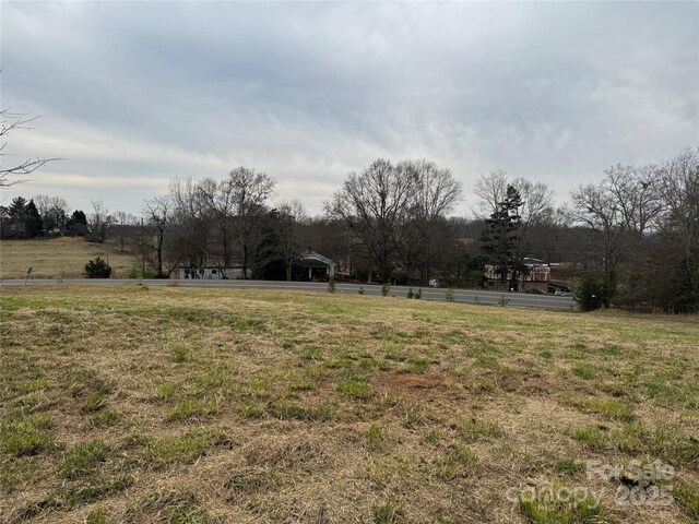 view of yard featuring a rural view