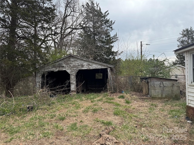 view of yard featuring a storage unit and an outdoor structure