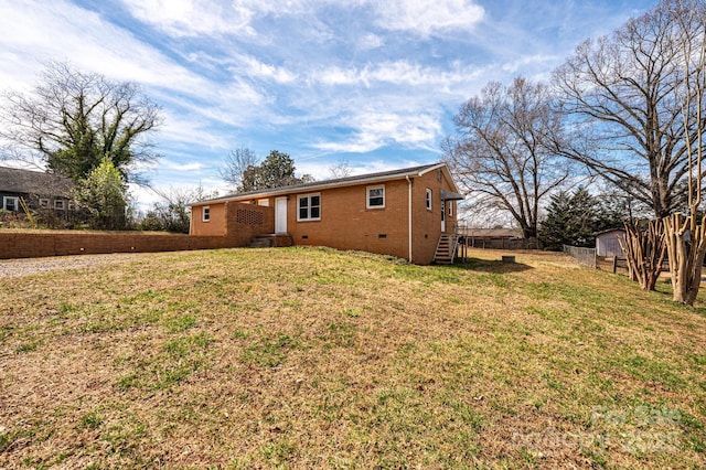 view of front of house featuring fence, crawl space, and a front yard