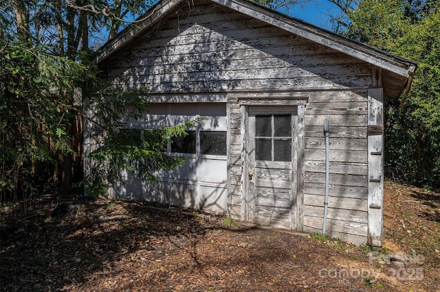 view of outdoor structure with an outbuilding