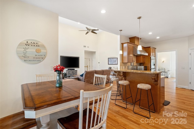 dining room featuring visible vents, recessed lighting, light wood-style floors, baseboards, and ceiling fan