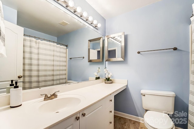 full bath with vanity, a shower with shower curtain, visible vents, baseboards, and toilet