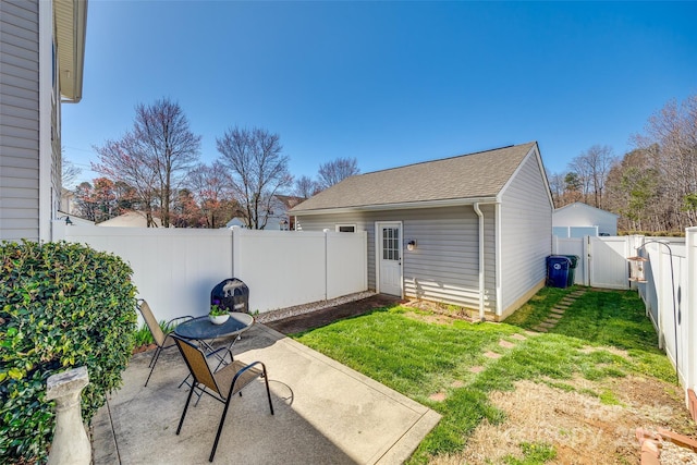 view of yard featuring a gate, a fenced backyard, and a patio area