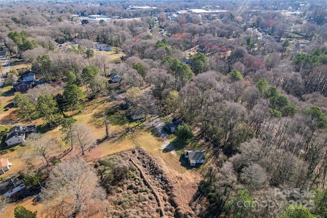 birds eye view of property featuring a forest view