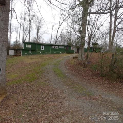 view of front of house featuring dirt driveway