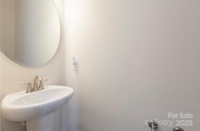 bathroom featuring a sink