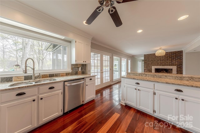 kitchen featuring a sink, ornamental molding, dishwasher, and a ceiling fan