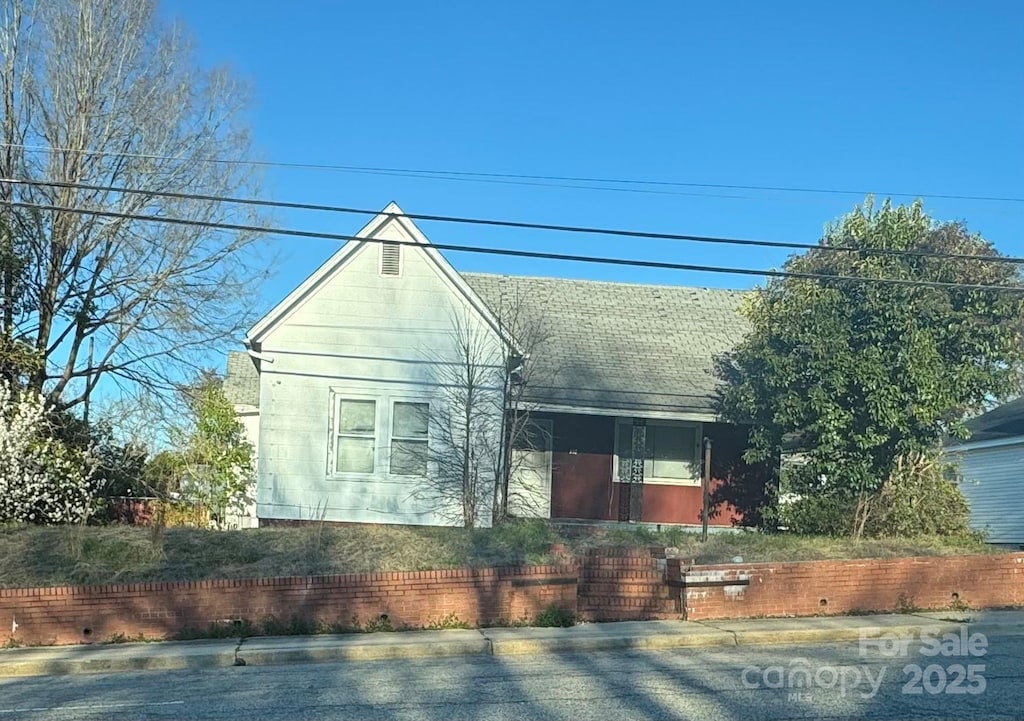 view of front of property with a shingled roof