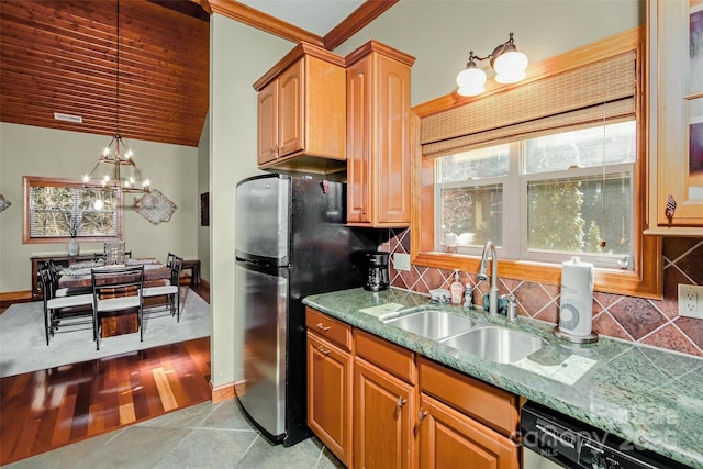 kitchen with baseboards, visible vents, a sink, appliances with stainless steel finishes, and tasteful backsplash