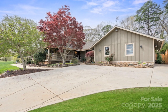 1620 London Rd, Mooresville, NC 28115 - view of front of house featuring board and batten siding and covered porch