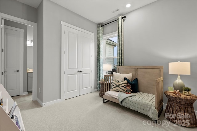 sitting room featuring light carpet, visible vents, recessed lighting, and baseboards