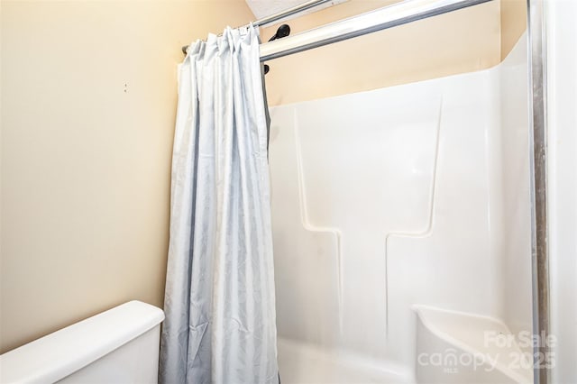 full bathroom with curtained shower and toilet