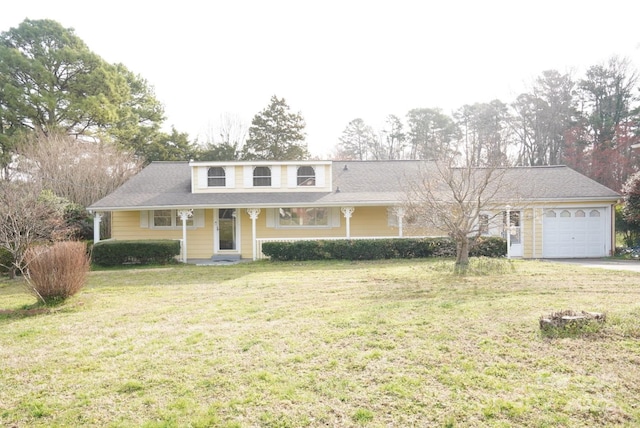 view of front of property featuring a front lawn and a garage