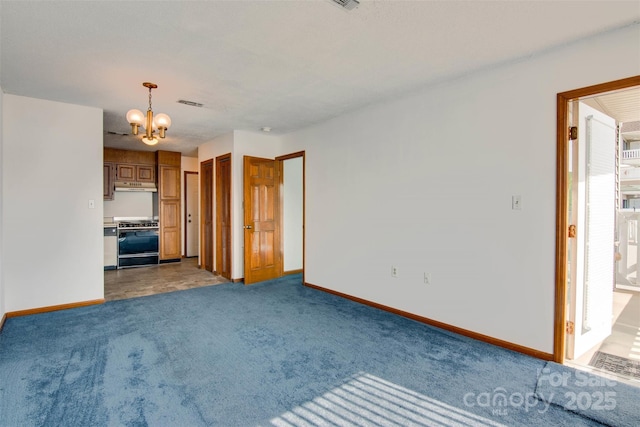 unfurnished living room with baseboards, carpet flooring, a chandelier, and visible vents