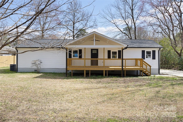 view of front of house featuring a front lawn, fence, central air condition unit, a porch, and crawl space