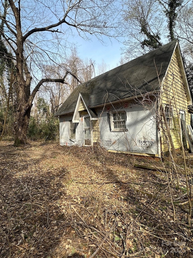 view of front of property featuring a shingled roof