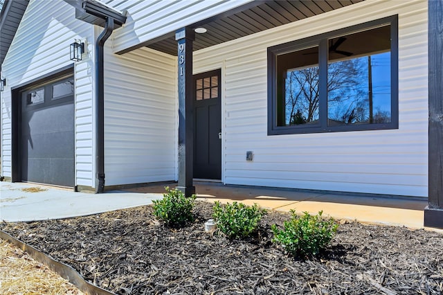 doorway to property with covered porch