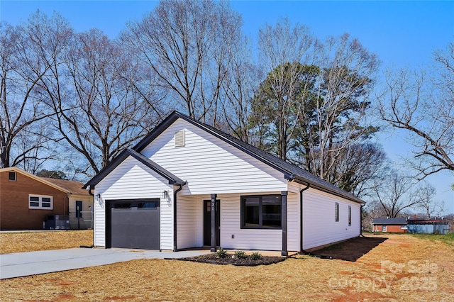 view of front of home featuring central AC unit, driveway, and a front yard