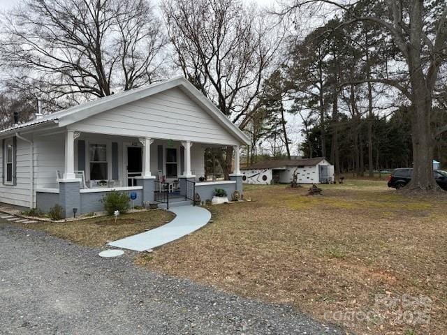 view of front of property featuring a porch