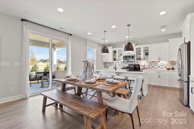 dining area featuring recessed lighting, visible vents, light wood-type flooring, and baseboards