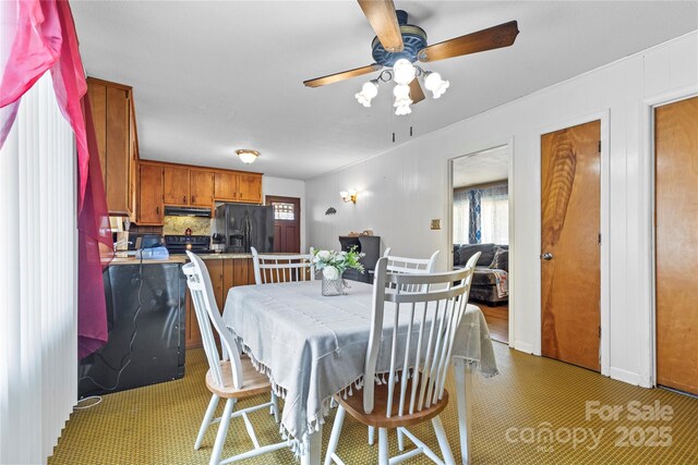 dining space with ceiling fan