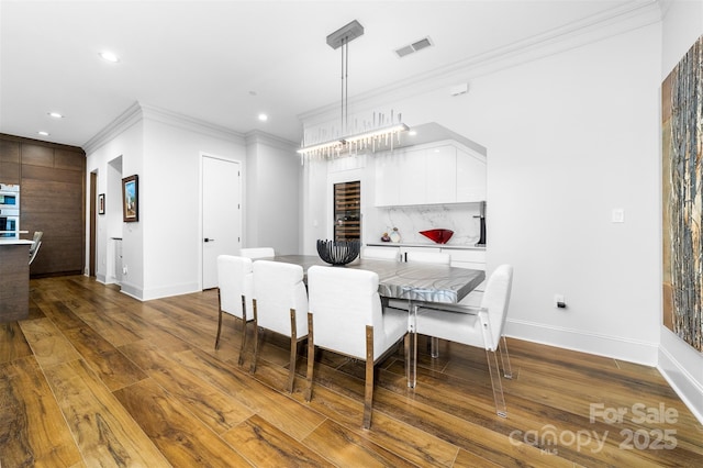 dining space featuring visible vents, crown molding, baseboards, recessed lighting, and dark wood-style floors