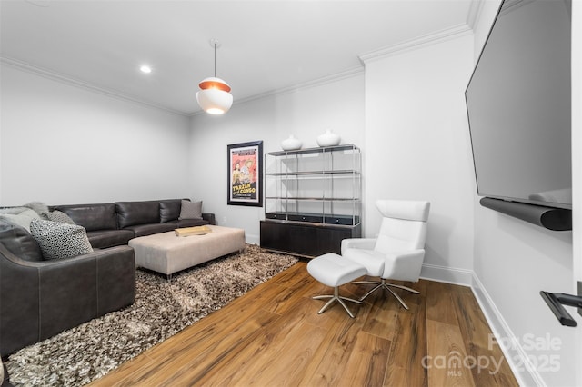 living room featuring recessed lighting, crown molding, baseboards, and wood finished floors