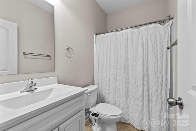 full bath with vanity, a shower with shower curtain, and toilet