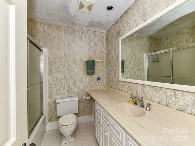 bathroom featuring toilet and wallpapered walls